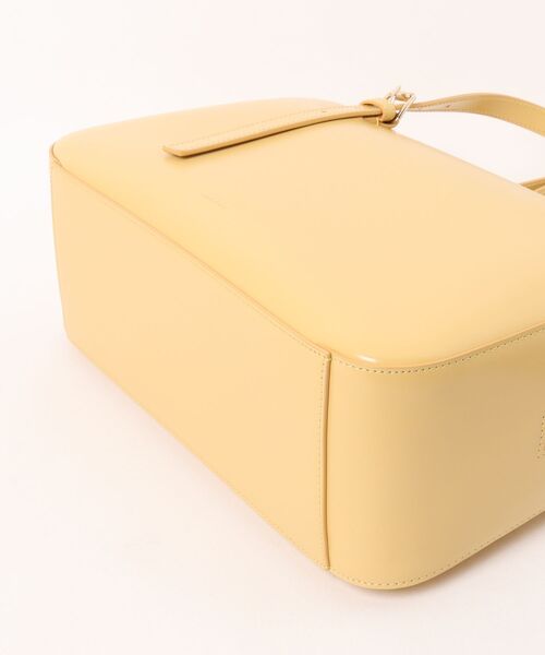 A.P.C.（アーペーセー）の「SAC VIRGINIE BOX（ハンドバッグ・レディース・イエロー・ONESIZE）」の3枚目の写真