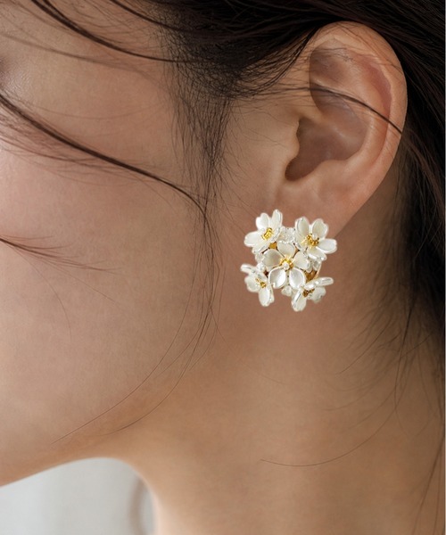 NOLITA LABORATORY(ノリータラボラトリー)の「【 NOLITA / ノリータ 】フラワー ボリューム ピアス(ピアス(両耳用)・レディース・ホワイト・FREE)」の2枚目の写真