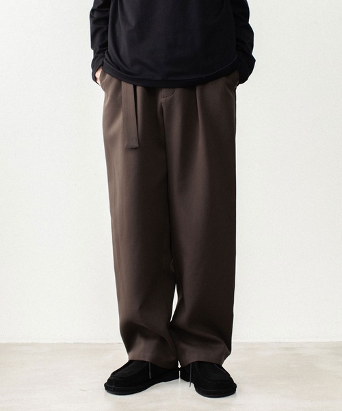 ATTACHMENT(アタッチメント)の「CO/TEN パウダリーダブルクロス ベルテッドワイドトラウザーズ / CO/TEN POWDERY DOUBLE CROTH BELTED WIDE TROUSERS(スラックス・メンズ・ダークブラウン/ライトカーキ/ブラック・3/2/1/4)」の2枚目の写真