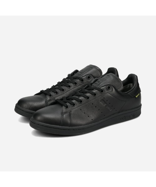 adidas Originals(アディダスオリジナルス)の「adidas STAN SMITH GTX / アディダス スタンスミス ゴアテックス / JR3329(スニーカー・メンズ・ブラック・29.5cm/29cm/23.5cm/23cm/22.5cm/22cm/28.5cm/28cm/27.5cm/27cm/26.5cm/26cm/25.5cm/25cm/24.5cm/24cm/30cm)」の1枚目の写真