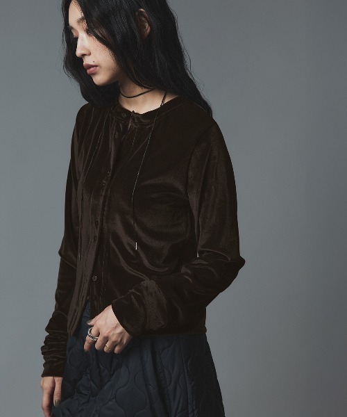 W:Huku(フーク)の「ベロア コンパクト カーディガン / Velour Compact Cardigan(カーディガン/ボレロ・レディース・ネイビー/ベージュ/ブラック/ブラウン・FREE)」の5枚目の写真