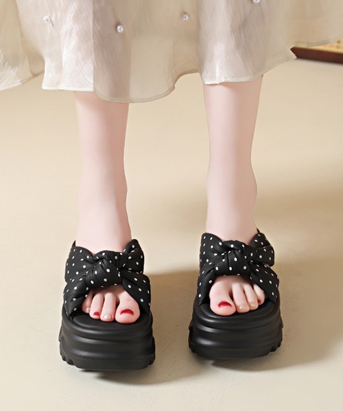 Lace Ladies（レースレディース）の「レザー調 ドット柄 ツイスト 厚底 サンダル（サンダル・レディース・アイボリー/ブラック・24.5cm/22.5cm/23cm/23.5cm/24cm）」の3枚目の写真