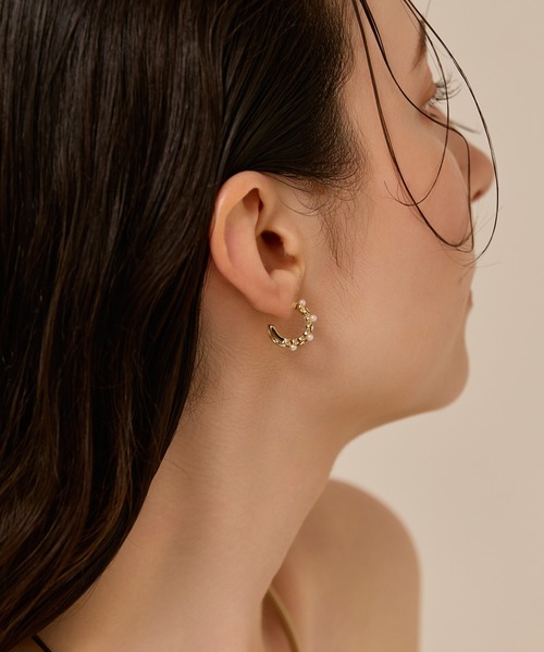 Phoebe（フィービィー）の「【金属アレルギー対応】ダブルラインパールビジューフープピアス/ニッケルフリー　結婚式二次会 セレモニー フォーマル（ピアス（両耳用）・レディース・ホワイト・FREE）」の4枚目の写真