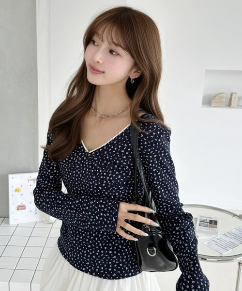 Ada.(エイダ)の「小花柄 ワッフル 胸元切り替え Vネック カットソー(Tシャツ/カットソー・レディース・ネイビー/ブラック/オフホワイト・FREE)」の3枚目の写真