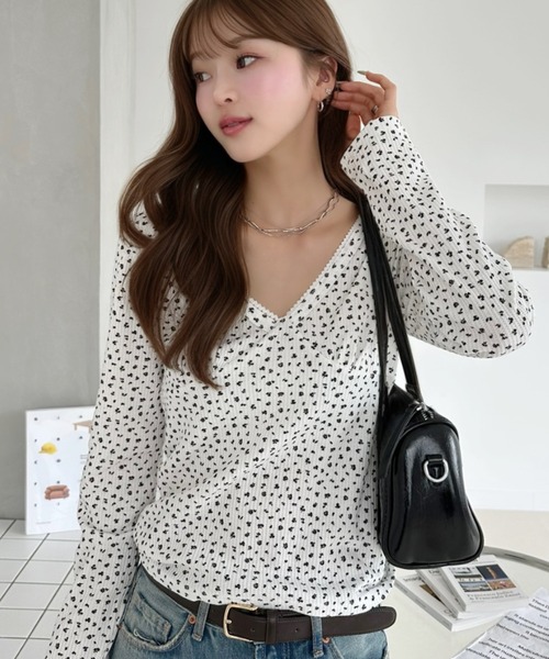 Ada.(エイダ)の「小花柄 ワッフル 胸元切り替え Vネック カットソー(Tシャツ/カットソー・レディース・ネイビー/ブラック/オフホワイト・FREE)」の1枚目の写真