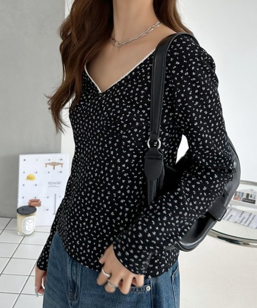 Ada.(エイダ)の「小花柄 ワッフル 胸元切り替え Vネック カットソー(Tシャツ/カットソー・レディース・ネイビー/ブラック/オフホワイト・FREE)」の6枚目の写真