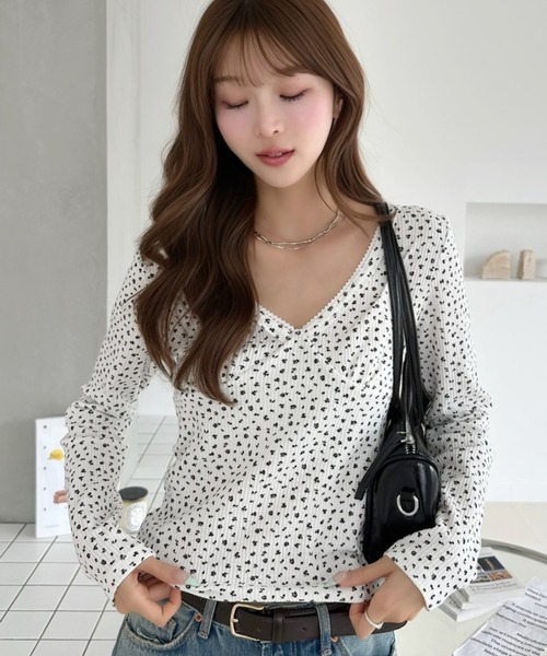 Ada.(エイダ)の「小花柄 ワッフル 胸元切り替え Vネック カットソー(Tシャツ/カットソー・レディース・ネイビー/ブラック/オフホワイト・FREE)」の21枚目の写真