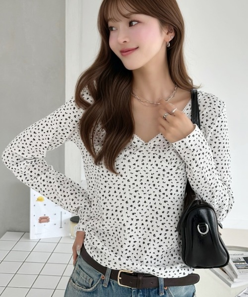 Ada.(エイダ)の「小花柄 ワッフル 胸元切り替え Vネック カットソー(Tシャツ/カットソー・レディース・ネイビー/ブラック/オフホワイト・FREE)」の22枚目の写真