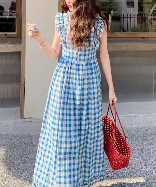 LUCPY(ラクピー)の「ギンガムチェックフリルロングワンピース(ワンピース・レディース・ブルー・SMALL/X-LARGE/LARGE/MEDIUM)」の2枚目の写真
