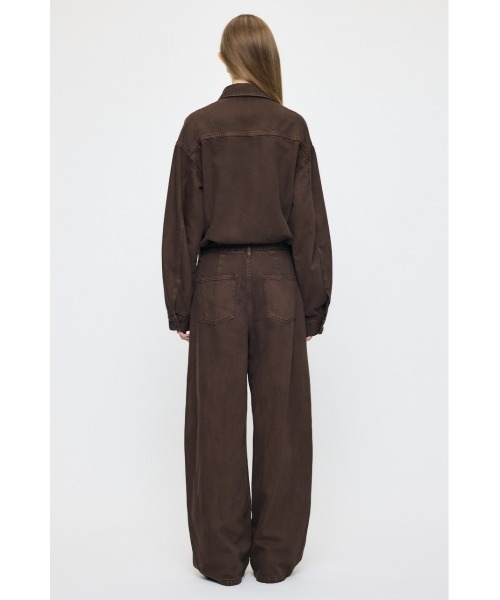 MOUSSY（マウジー）の「TUCKED DENIM ジャンプスーツ（つなぎ/オールインワン・レディース・ブラウン/ワンウォッシュ・2/1）」の8枚目の写真