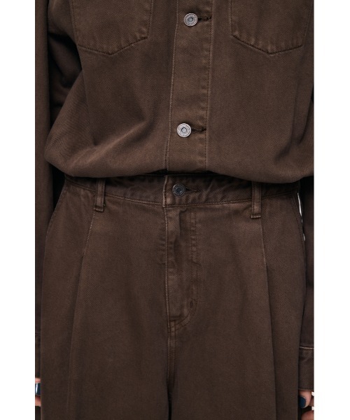 MOUSSY（マウジー）の「TUCKED DENIM ジャンプスーツ（つなぎ/オールインワン・レディース・ブラウン/ワンウォッシュ・2/1）」の11枚目の写真