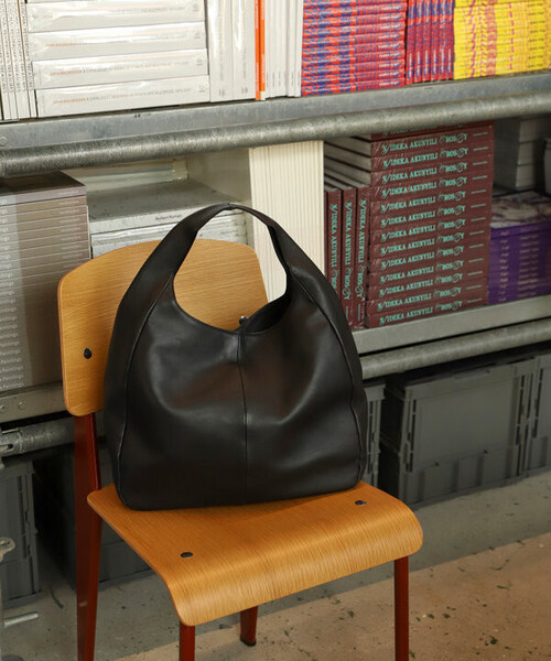 Firsthand(ファーストハンド)の「Firsthand/ファーストハンド Leather Handbag【限定展開】 / ワンハンドルハンドバッグ / 牛革 / 撥水レザー / A4収納可能(ハンドバッグ・メンズ・ブラック・ONE SIZE)」の2枚目の写真
