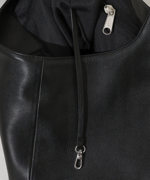 Firsthand(ファーストハンド)の「Firsthand/ファーストハンド Leather Handbag【限定展開】 / ワンハンドルハンドバッグ / 牛革 / 撥水レザー / A4収納可能(ハンドバッグ・メンズ・ブラック・ONE SIZE)」の20枚目の写真