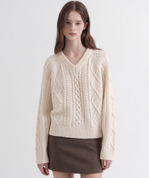 VLETI（ブレッティ）の「Twist V-Neck Loose Fit Knit (cream beige)（ニット/セーター・レディース・ライトベージュ・FREE）」の2枚目の写真