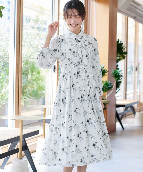Tiaclasse（ティアクラッセ）の「【大きいサイズ】【安めぐみさん着用・2way】花柄リボンタイシャツワンピース（ワンピース・レディース・ブラック/ブルー/ベージュ/オフホワイト・XL/XXL）」の8枚目の写真