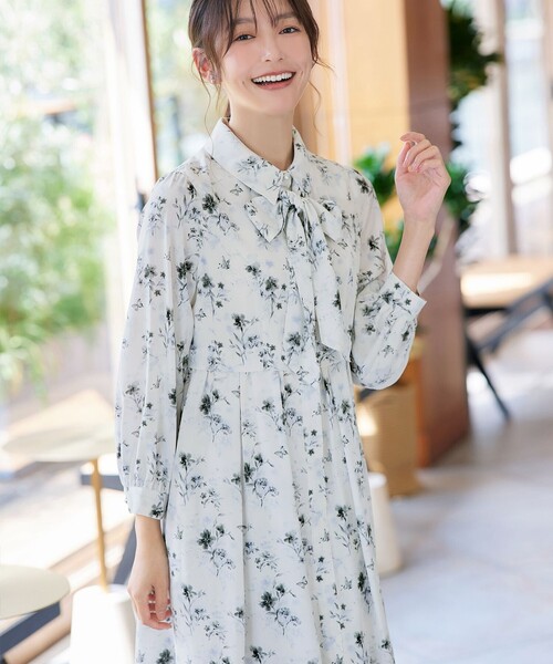 Tiaclasse（ティアクラッセ）の「【大きいサイズ】【安めぐみさん着用・2way】花柄リボンタイシャツワンピース（ワンピース・レディース・ブラック/ブルー/ベージュ/オフホワイト・XL/XXL）」の9枚目の写真