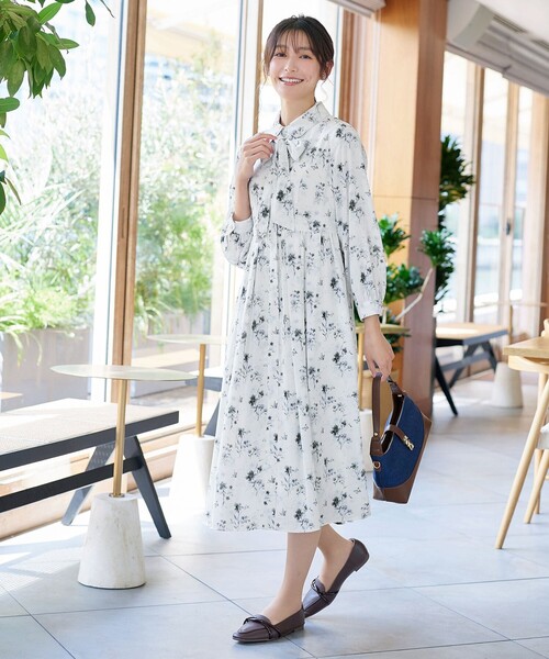 Tiaclasse（ティアクラッセ）の「【大きいサイズ】【安めぐみさん着用・2way】花柄リボンタイシャツワンピース（ワンピース・レディース・ブラック/ブルー/ベージュ/オフホワイト・XL/XXL）」の10枚目の写真