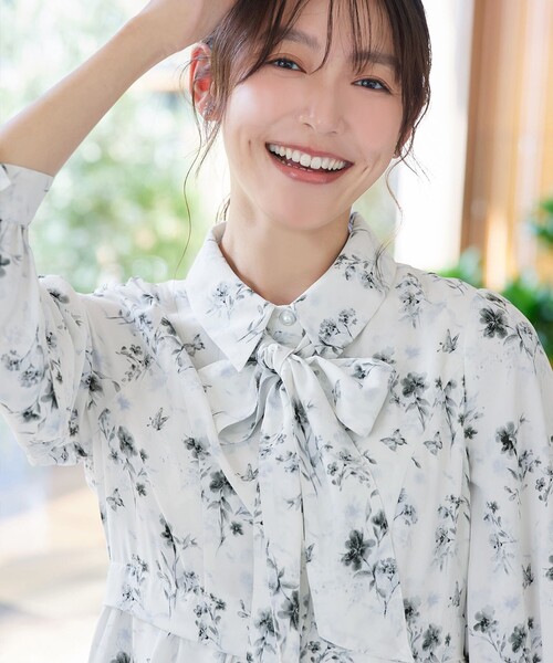 Tiaclasse（ティアクラッセ）の「【大きいサイズ】【安めぐみさん着用・2way】花柄リボンタイシャツワンピース（ワンピース・レディース・ブラック/ブルー/ベージュ/オフホワイト・XL/XXL）」の11枚目の写真