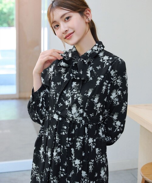 Tiaclasse（ティアクラッセ）の「【大きいサイズ】【安めぐみさん着用・2way】花柄リボンタイシャツワンピース（ワンピース・レディース・ブラック/ブルー/ベージュ/オフホワイト・XL/XXL）」の18枚目の写真