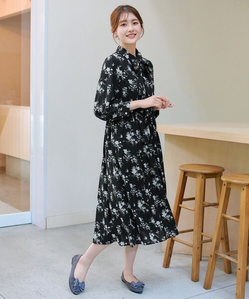 Tiaclasse（ティアクラッセ）の「【大きいサイズ】【安めぐみさん着用・2way】花柄リボンタイシャツワンピース（ワンピース・レディース・ブラック/ブルー/ベージュ/オフホワイト・XL/XXL）」の19枚目の写真