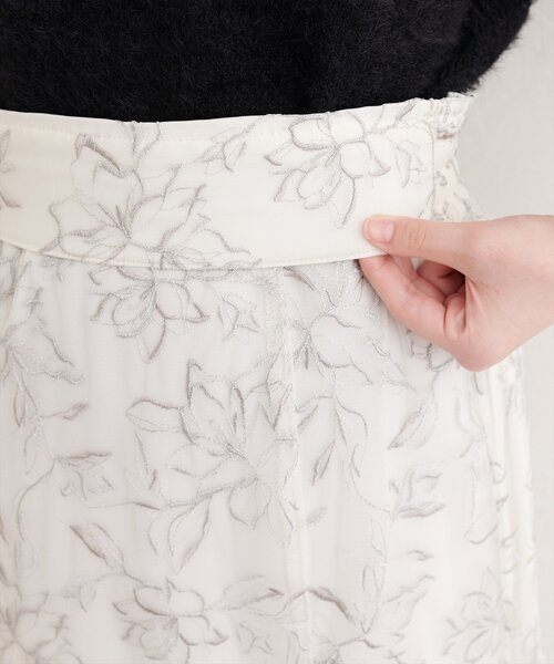 natural couture(ナチュラルクチュール)の「チュール刺繍マーメイドスカート(スカート・レディース・ブラウン/オフホワイト/ネイビー・FREE)」の14枚目の写真