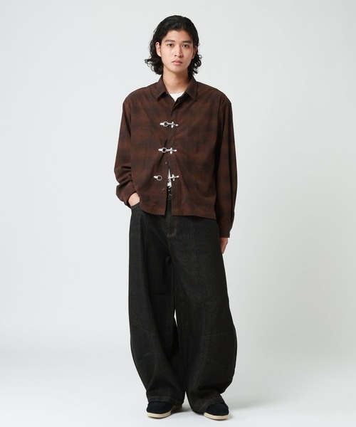 RAGEBLUE(レイジブルー)の「MOTIF EMBROIDERED BAGGY CURVED DENIM PANTS / モチーフ刺繍バギーカーブデニムパンツ(デニムパンツ・メンズ・ネイビー/ブラック・LARGE/MEDIUM)」の14枚目の写真