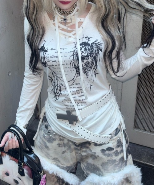Never mind the XU / Chikashitsu+(ネバーマインド ザ エックスユー / チカシツプラス)の「【BABY09】v-neck ribbon shirring tops / 【ベイビーナイン】Vネックリボンシャーリング長袖Tシャツ(Tシャツ/カットソー・レディース・ホワイト・S)」の1枚目の写真