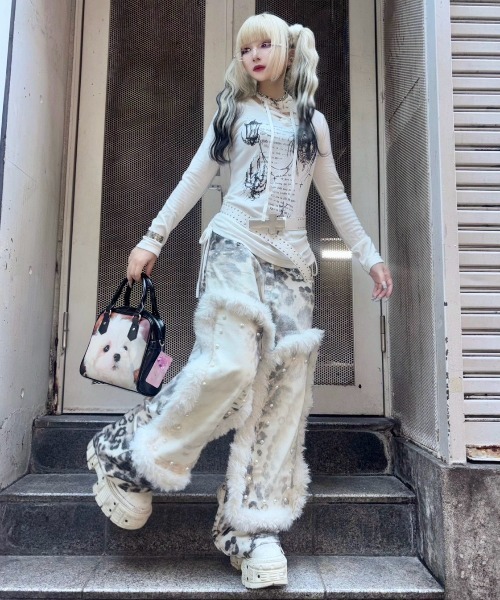 Never mind the XU / Chikashitsu+(ネバーマインド ザ エックスユー / チカシツプラス)の「【BABY09】v-neck ribbon shirring tops / 【ベイビーナイン】Vネックリボンシャーリング長袖Tシャツ(Tシャツ/カットソー・レディース・ホワイト・S)」の11枚目の写真