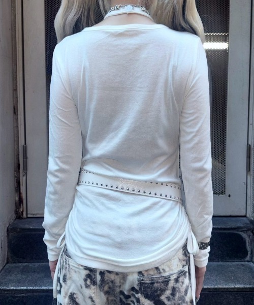 Never mind the XU / Chikashitsu+(ネバーマインド ザ エックスユー / チカシツプラス)の「【BABY09】v-neck ribbon shirring tops / 【ベイビーナイン】Vネックリボンシャーリング長袖Tシャツ(Tシャツ/カットソー・レディース・ホワイト・S)」の8枚目の写真