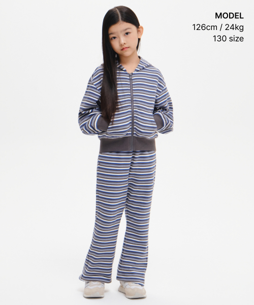 MUSINSA STANDARD KIDS（ムシンサスタンダードキッズ）の「ガールズマルチストライプフレアスウェットパンツ[スカイブルー]（スウェットパンツ・レディース・その他・120/130/140/150/160）」の2枚目の写真