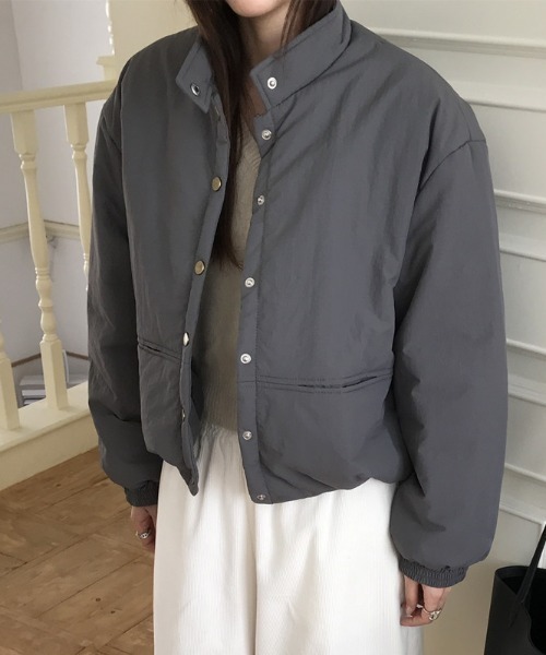 AMAJI(アマジ)の「スタンドカラー ショート丈 中綿ブルゾン(ブルゾン・レディース・ライトグレー/ダークグレー/ライトピンク・FREE)」の3枚目の写真