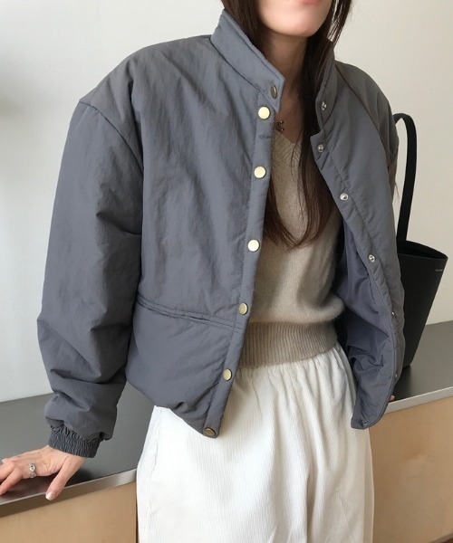 AMAJI(アマジ)の「スタンドカラー ショート丈 中綿ブルゾン(ブルゾン・レディース・ライトグレー/ダークグレー/ライトピンク・FREE)」の5枚目の写真