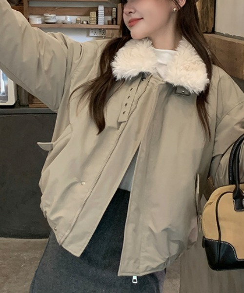 LUCPY(ラクピー)の「エコファーカラースタンド中綿ジャケット(その他アウター・レディース・ベージュ/ピンク/ブラウン/ホワイト・X-LARGE/LARGE/MEDIUM/SMALL)」の3枚目の写真