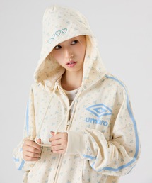 Casselini（キャセリーニ）の「【umbro × Casselini】ラインロゴジップパーカー（パーカー）」