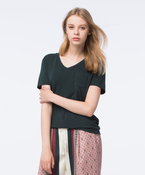 koe(コエ)の「VネックポケットTシャツ(Tシャツ/カットソー・レディース・ダークグリーン/ブラウン/ライトグレー/ピンク/ネイビー・S/M/L)」の3枚目の写真