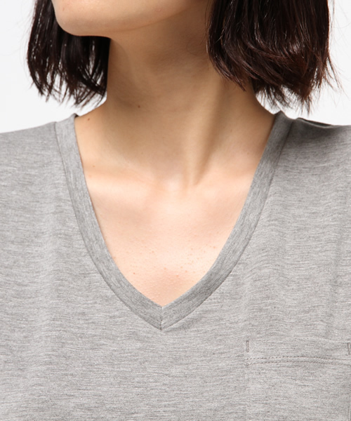 koe(コエ)の「VネックポケットTシャツ(Tシャツ/カットソー・レディース・ダークグリーン/ブラウン/ライトグレー/ピンク/ネイビー・S/M/L)」の9枚目の写真