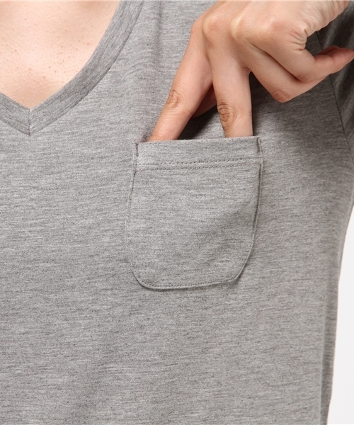 koe(コエ)の「VネックポケットTシャツ(Tシャツ/カットソー・レディース・ダークグリーン/ブラウン/ライトグレー/ピンク/ネイビー・S/M/L)」の11枚目の写真