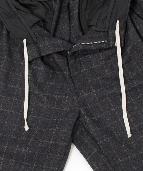 MONO-MART（モノマート）の「ウールブレンドブリティッシュチェックタックワイドパンツ（その他パンツ・メンズ・ブラック/ネイビー/グレー・M/L）」の9枚目の写真