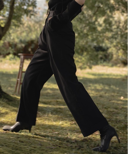 akuR(アクル)の「【akuR/020AW】ハイウエストフロントタックスラックス(その他パンツ・レディース・ベージュ/ブラック/ブルー・M/S)」の1枚目の写真