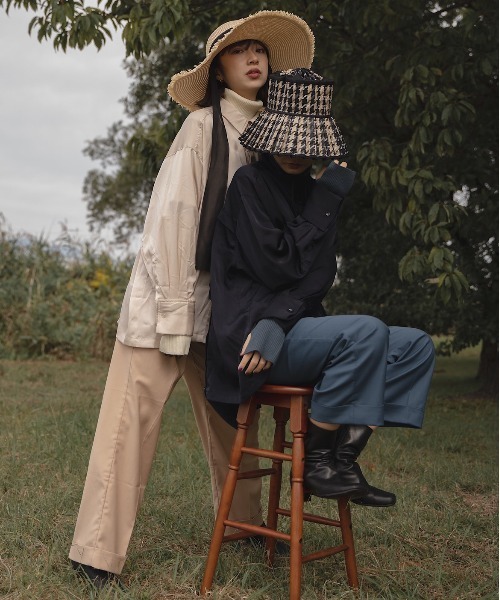 akuR(アクル)の「【akuR/020AW】ハイウエストフロントタックスラックス(その他パンツ・レディース・ベージュ/ブラック/ブルー・M/S)」の4枚目の写真