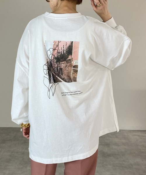 She's Closet(シーズクローゼット)の「バックフォトロングTシャツ(Tシャツ/カットソー・レディース・オフホワイト/オリーブ/スミクロ・FREE)」の1枚目の写真