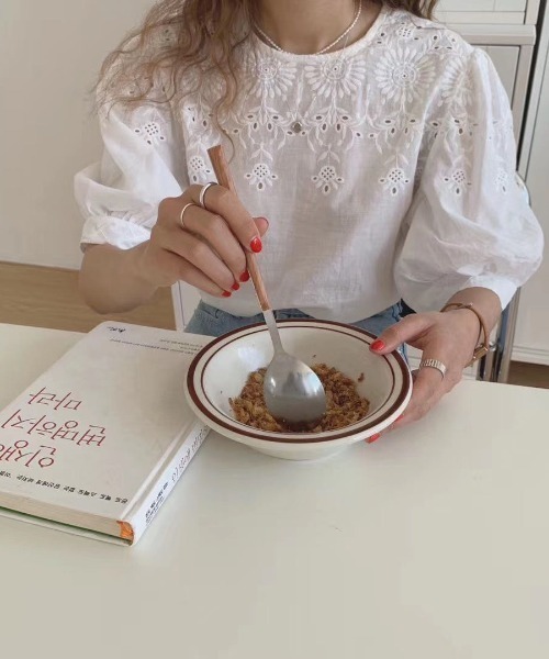 emi+(エミプラス)の「フラワー刺繍 レースブラウス(シャツ/ブラウス・レディース・ホワイト/ベージュ・S/M)」の9枚目の写真