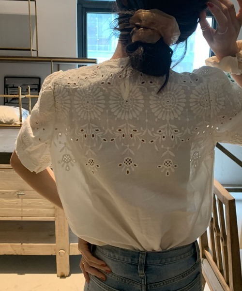 emi+(エミプラス)の「フラワー刺繍 レースブラウス(シャツ/ブラウス・レディース・ホワイト/ベージュ・S/M)」の14枚目の写真