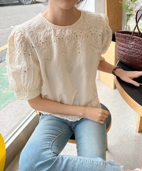 emi+(エミプラス)の「フラワー刺繍 レースブラウス(シャツ/ブラウス・レディース・ホワイト/ベージュ・S/M)」の15枚目の写真