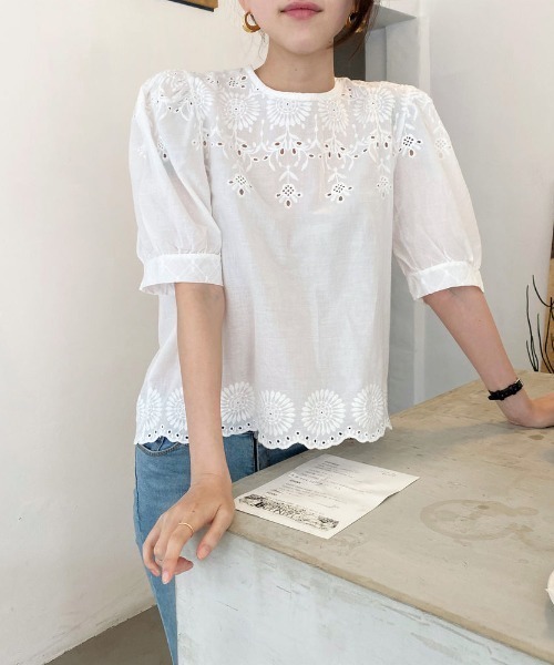 emi+(エミプラス)の「フラワー刺繍 レースブラウス(シャツ/ブラウス・レディース・ホワイト/ベージュ・S/M)」の21枚目の写真