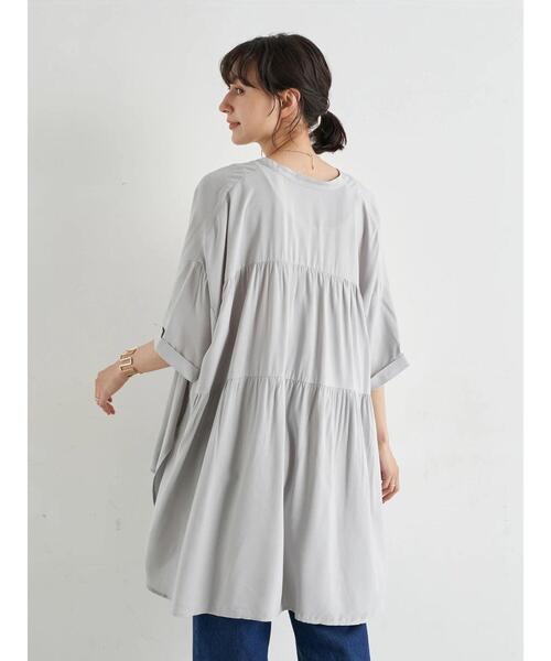 earth music&ecology（アースミュージックアンドエコロジー）の「バックティアードチュニック(半袖) ＊（シャツ/ブラウス・レディース・ブラック/オフホワイト/サックスブルー/ラベンダー・FREE）」の7枚目の写真