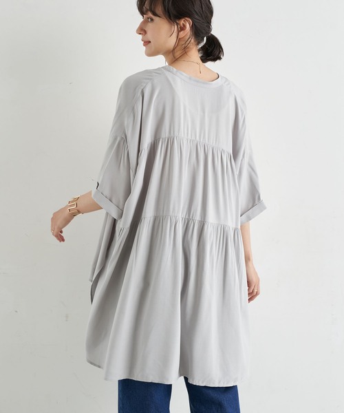 earth music&ecology（アースミュージックアンドエコロジー）の「バックティアードチュニック(半袖) ＊（シャツ/ブラウス・レディース・ブラック/オフホワイト/サックスブルー/ラベンダー・FREE）」の3枚目の写真