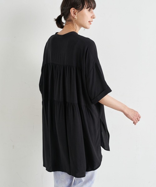 earth music&ecology（アースミュージックアンドエコロジー）の「バックティアードチュニック(半袖) ＊（シャツ/ブラウス・レディース・ブラック/オフホワイト/サックスブルー/ラベンダー・FREE）」の2枚目の写真