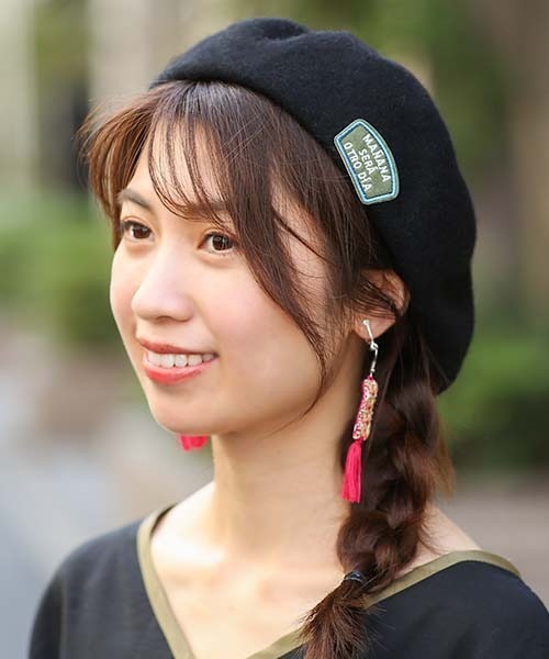 チチカカ(チチカカ)の「ワッペン付きベレー帽(ハンチング/ベレー帽・レディース・ブラック/パープル/ベージュ・FREE)」の2枚目の写真