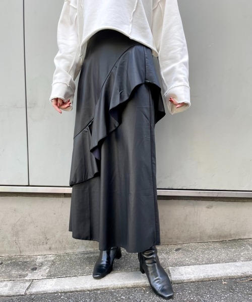 CIAOPANIC(チャオパニック)の「フェイクレザーフレアデザインスカート(スカート・レディース・ブラック/ブラウン・SMALL/MEDIUM)」の2枚目の写真